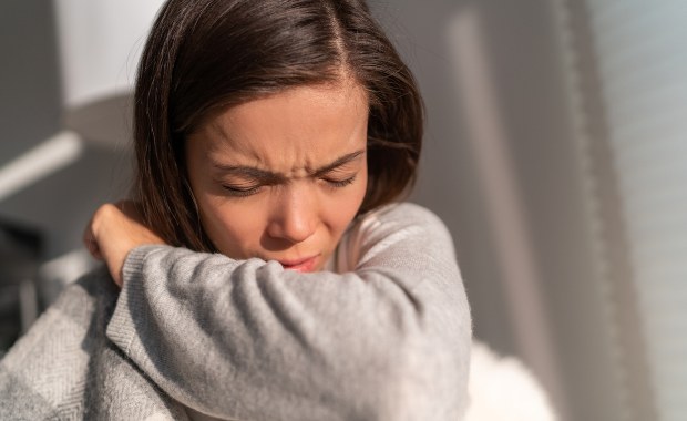 Nowy wariant koronawirusa atakuje. Sprawdź, jakie objawy daje Nimbus