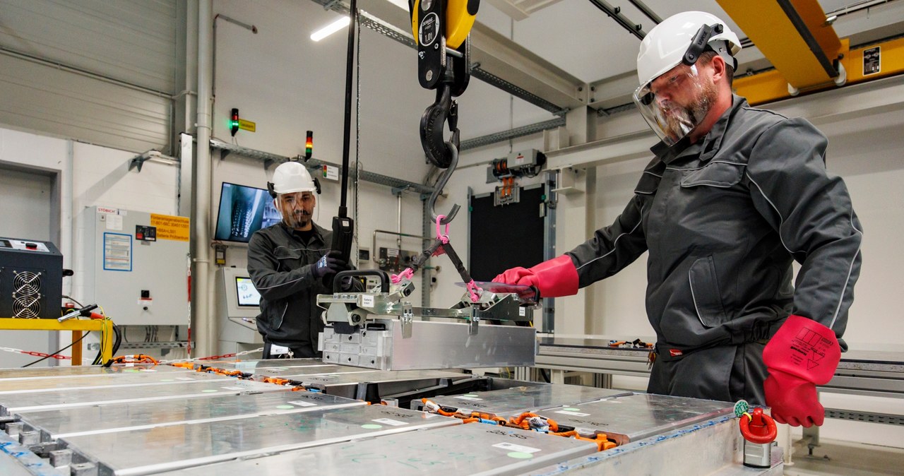 Nowy zakład Volkswagena ma produkować baterie do samochodów elektrycznych /Getty Images