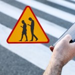 smartfony Nowy znak przy przejściach dla pieszych. Jest apel do ministerstwa