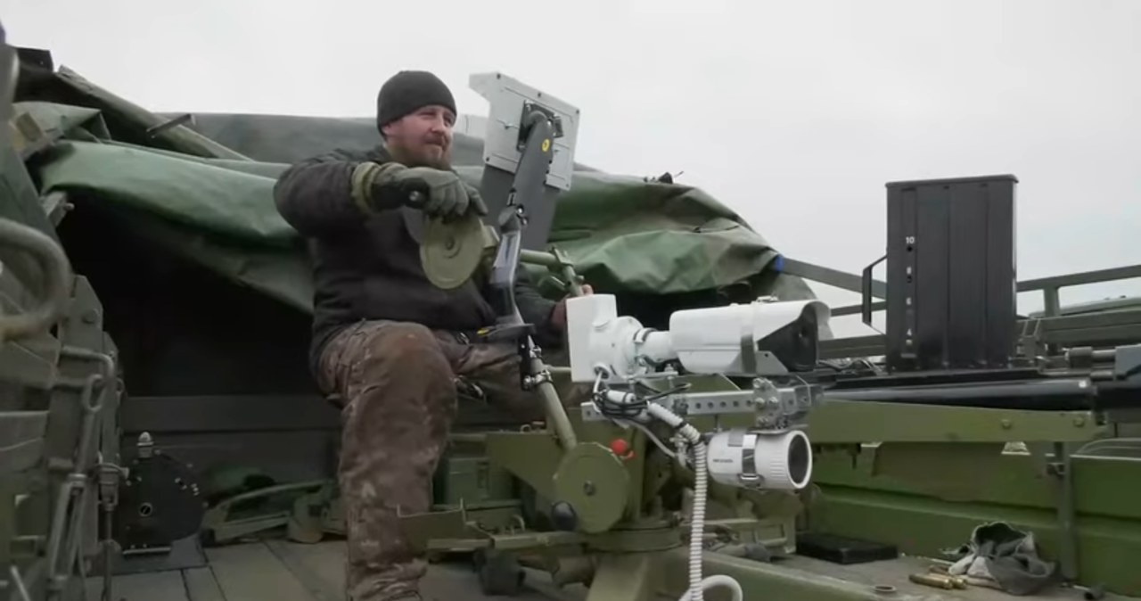 Nowys system widocznie wyróżnia się na tle całego działka Zastava M75 /Youtube/Militarnyi/screen/Marcin Jabłoński /materiał zewnętrzny