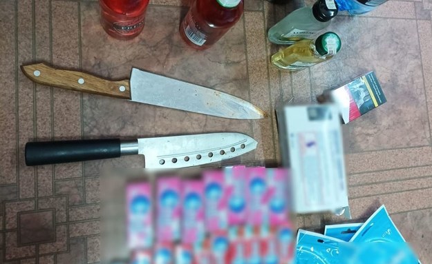 Noże, z którymi przyszedł napastnik i rzeczy, które ukradł /Policja