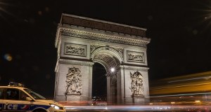 Nożownik zaatakował policjanta pod Łukiem Triumfalnym w Paryżu