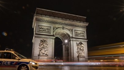 Nożownik zaatakował policjanta pod Łukiem Triumfalnym w Paryżu