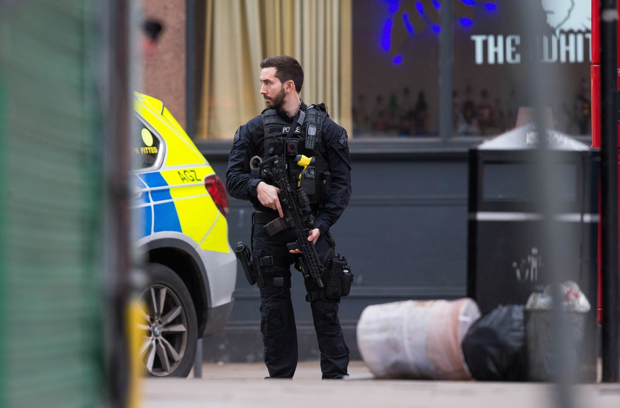 Nożownik zaatakował w Londynie. Policja mówi o ataku terrorystycznym