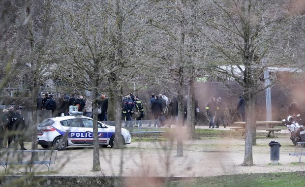 Nożownik zaatakował w parku pod Paryżem. Został zastrzelony przez policję