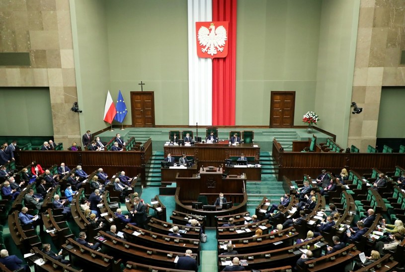 NSZZ Solidarność złożył w Sejmie podpisy pod projektem ustawy o emeryturach stażowych. /Piotr Molecki /East News