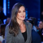 Nudny garnitur? Królowa Letizia temu zaprzecza, gdy pojawia się w kreacji z wyprzedaży
