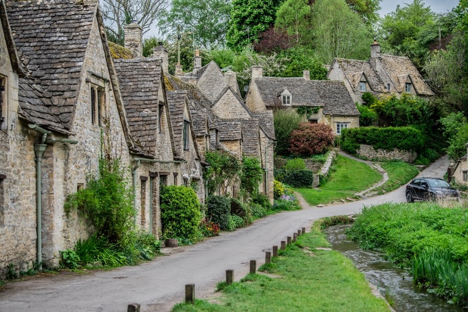 Numer 1 w rankingu - wioska Bibury w Wielkiej Brytanii /Shutterstock