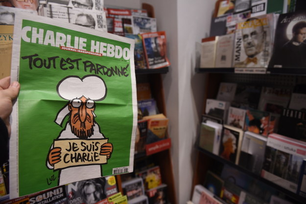 Numer "Charlie Hebdo" przygotowany po zamachu na redakcję /PAP/Radek Pietruszka    /PAP