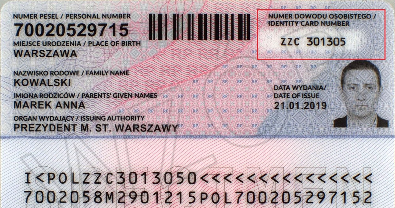 Numer i seria znajduje się również na odwrotnej stronie dokumentu. /gov.pl /materiały prasowe