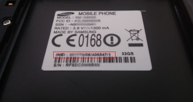 Numer IMEI znajdziemy m.in. pod baterią (obszar zaznaczony na czerwono) /INTERIA.PL