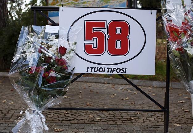 Numer zawodnika i kwiaty złożone w rodzinnej miejscowości Simoncellego Cattolica /AFP