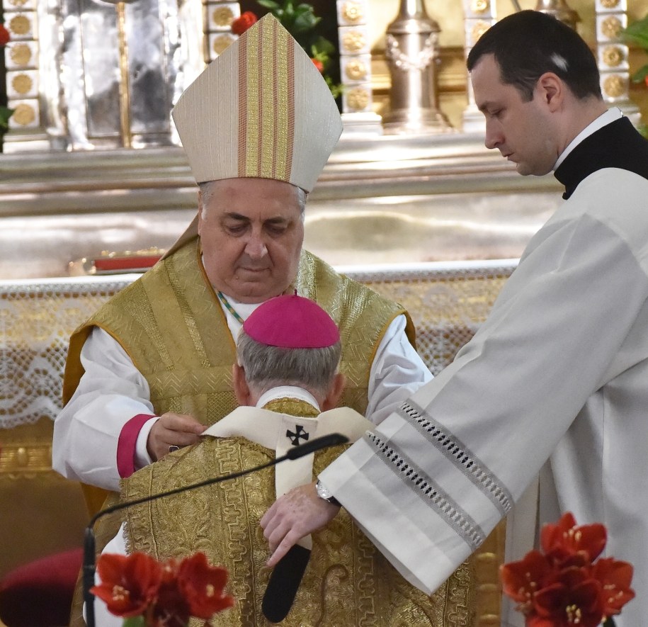 Nuncjusz apostolski w Polsce Salvatore Pennacchio nałożył na abp. Marka Jędraszewskiego paliusz  symbol misji pasterskiej i Chrystusowego jarzma /Jacek Bednarczyk /PAP