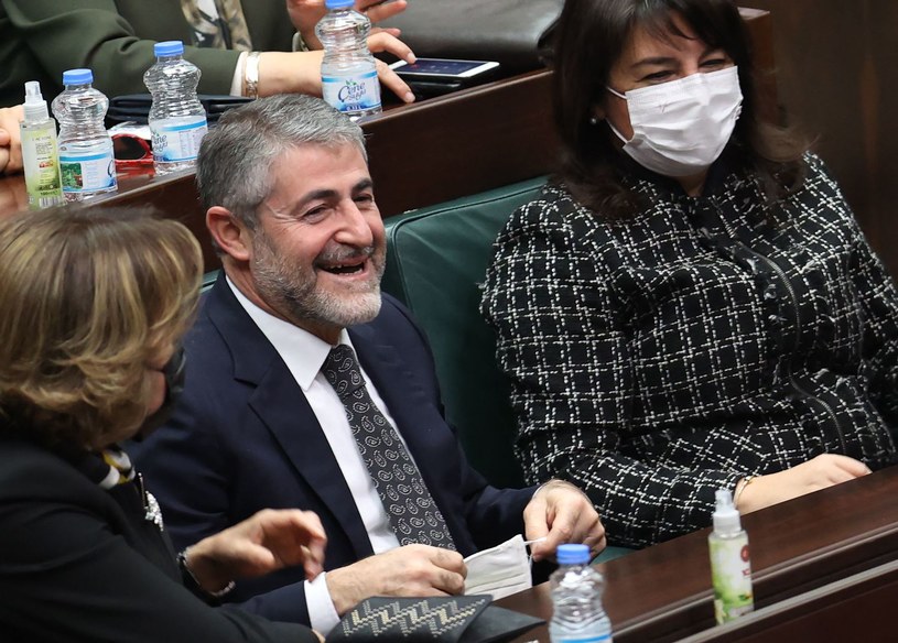 Nureddin Nebati (w środku), turecki minister finansów /AFP