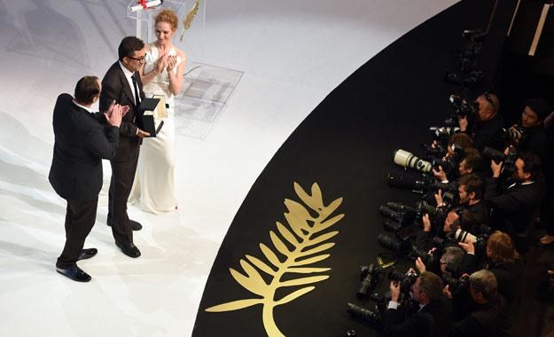 Nuri Bilge Ceylan odebrał Złotą Palmę z rak Quentina Tarantino i Umy Thurman /AFP