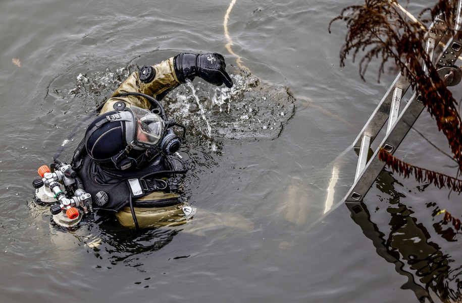 Nurkowie w berlińskim kanale /HANNIBAL HANSCHKE /PAP/EPA