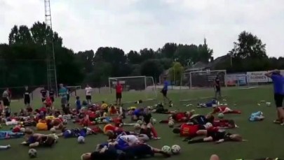 "Nurkuj" jak Neymar. Młodzi piłkarze trenują upadanie w stylu Brazylijczyka