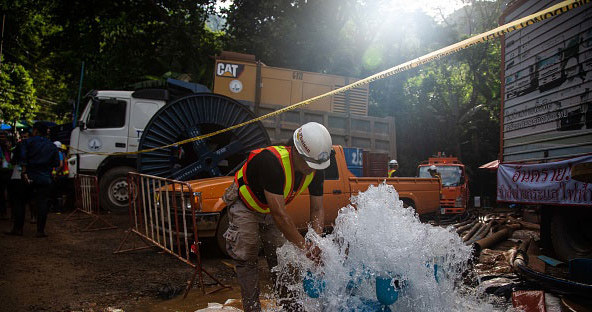 Nurt wody utrudniał rozpoczęcie akcji ratunkowej /Getty Images