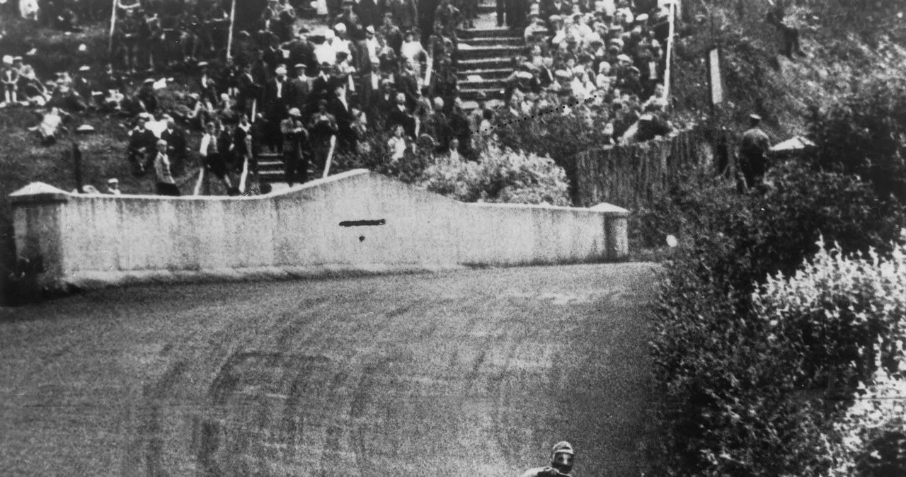 Nuvolari w czasie Grand Prix Niemiec. Włoch przełamał pasmo zwycięstw niemieckich kierowców /Getty Images
