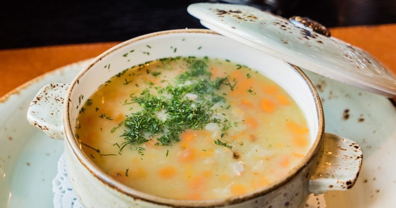 Nylonówka to jedna z klasycznych zup z PRL-u /maxsheb /123RF/PICSEL