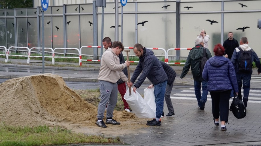 Nysa broni się przed powodzią. /Sławek Pabian /PAP