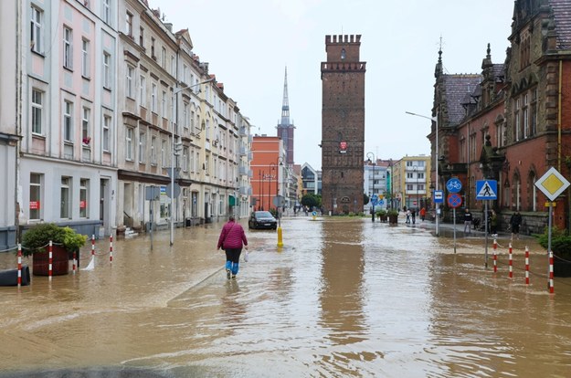 Tysiąc Dodatkowych Funkcjonariuszy Do Pomocy Ewakuacje W Paczkowie I Lewinie Brzeskim