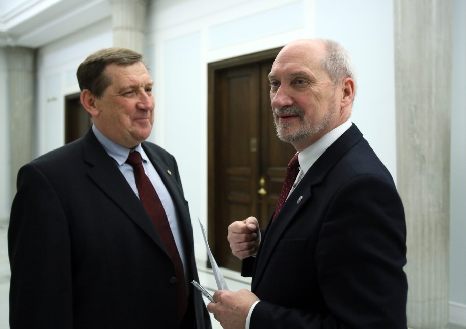 Nz. prof. Jacek Rońda (L), poseł PiS Antoni Macierewicz (P) przed debatą /Leszek Szymański /PAP