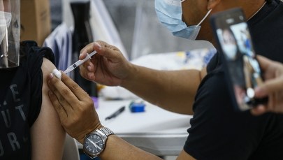 O 44 proc. spada ryzyko zakażenia osoby niezaszczepionej, jeżeli jej partner się zaszczepił