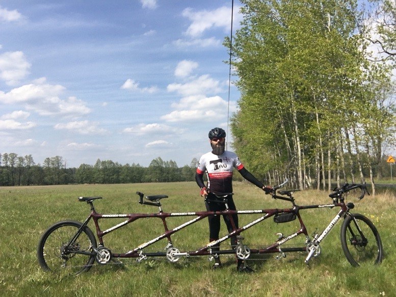 O. Arkadiusz Dąbek i 4-osobowy rower /Archiwum prywatne /Archiwum prywatne