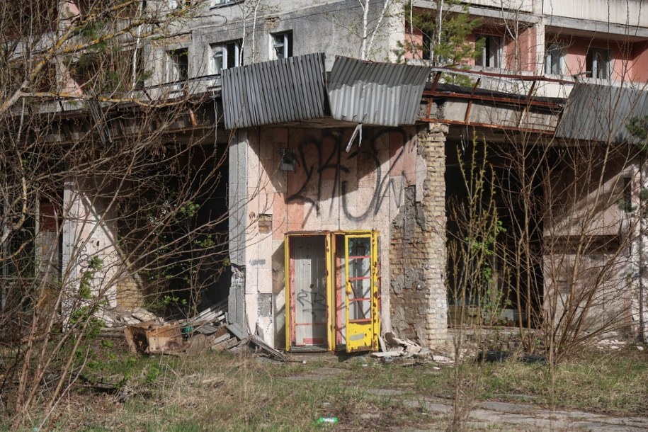 o awarii podjęto decyzję o ewakuacji pobliskiej Prypeci, a w kolejnych dniach ewakuacja objęła obszar w promieniu 30 km od elektrowni, który do dzisiaj pozostaje strefą zamkniętą /Victor Kovalchuk /PAP