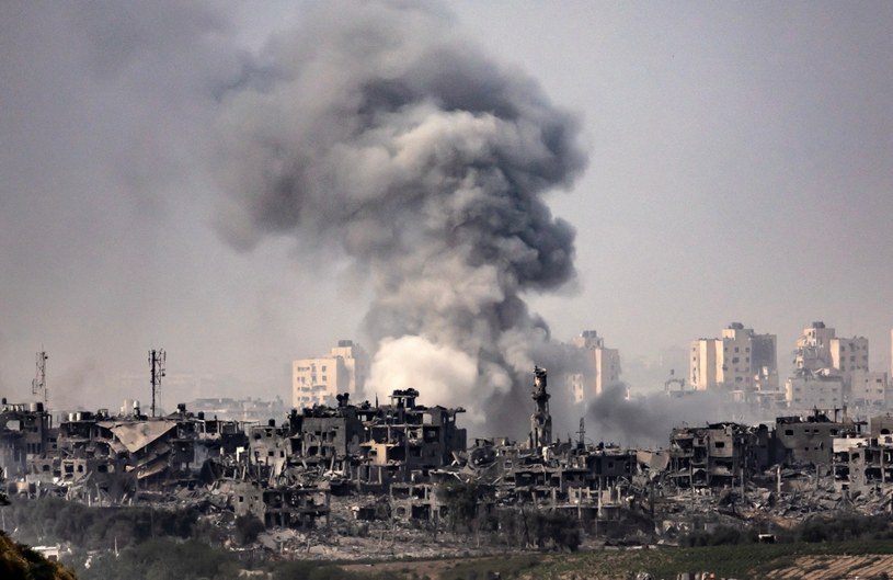 O brutalności pełnej ofensywy Izraela świadczy trwające od początku wojny bombardowanie Gazy ostrzałem artyleryjskim i nalotami. Według Hamasu do tej pory przez całą kampanię samego bombardowania w Strefie Gazy miało zginąć 8000 ludzi /FADEL SENNA / AFP /AFP