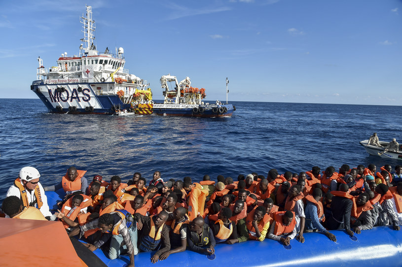 O dwie trzecie spadła liczba imigrantów, którzy dotarli do UE drogą morską /ANDREAS SOLARO /AFP