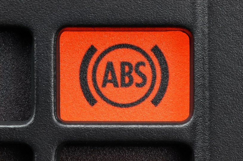 O działaniu systemu ABS w aucie informuje kontrolka na desce rozdzielczej. /123RF/PICSEL