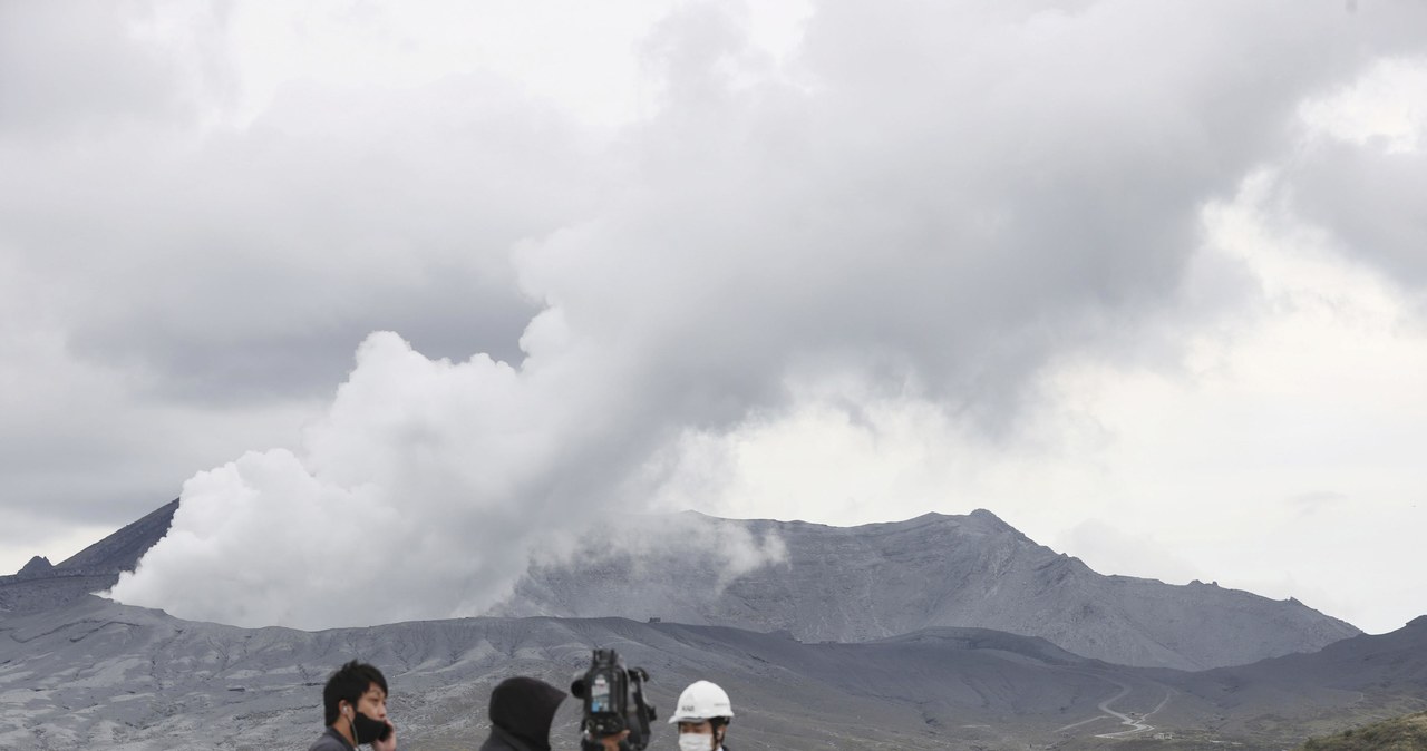O erupcji wulkanu Aso informowały media na całym świecie /Kyodo News /Getty Images