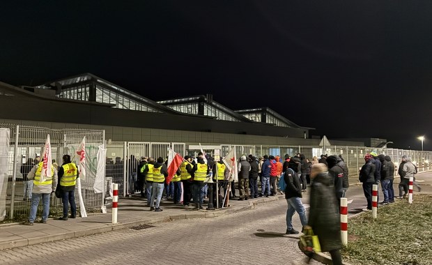 "O godną płacę". Kilkaset osób strajkuje przed małopolskim zakładem