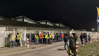 "O godną płacę". Kilkaset osób strajkuje przed małopolskim zakładem