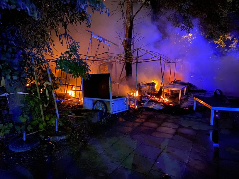 O godz. 2 w nocy w Miasteczku Wolności przed Sejmem doszło do pożaru /Zdjęcie od widza /Polsat News