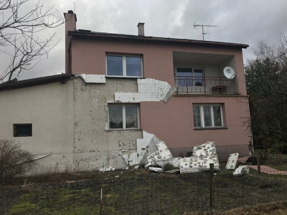 O godzinie 2 nad ranem została zerwana przez wiatr elewacja oraz właz na dach /Katarzyna  /Gorąca Linia RMF FM