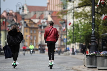 O ile brak dystansu społecznego wydłuża epidemię koronawirusa? Wyliczenia naukowców 