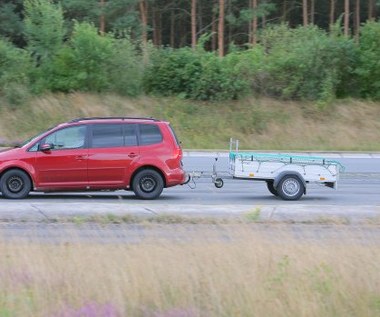 O ile dalej zahamujesz z przyczepą?