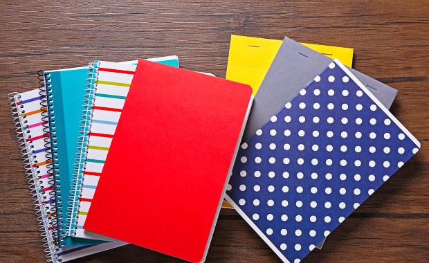 O ile droższe będą w tym roku zeszyty? Sprawdzamy ceny szkolnych wyprawek