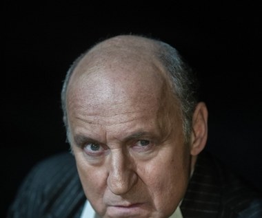 O ile o jego życiu zawodowym zawsze było głośno, o tyle informacje o prywatnych sprawach rzadko przedostawały się do mediów. Z żoną Ewą są małżeństwem od ponad czterdziestu lat, mają dwie dorosłe córki: Katarzynę i Magdę.

W 2015 roku Fronczewski przyznał się jednak do romansu sprzed lat -  z aktorką Joanną Pacułą, którą poznał w trakcie prac nad serialem "07 zgłoś się".

Na zdjęciu - Piotr Fronczewski na planie filmu Łukasza Zadrzyńskiego "Billboard".

W 2015 roku Piotr Fronczewski zadebiutował jako reżyser. W spektaklu  "Ja, Feuerbach" zagrał też główną rolę.

- W tradycji teatralnej jest tak, że aktorom, którzy przez lata wykonują swoją powinność, przychodzi czasem do głowy pomysł, aby coś wyreżyserować. Wydaje mi się, że jest to naturalna kolej rzeczy, choć nie przesadzałbym z tą reżyserią. 
Myślę, że nie skuszę się na kolejne wyczyny w tej kategorii - mówił aktor dodając, że "Ja, Feuerbach" jest zwieńczeniem pewnego etapu w jego karierze.

- Mam za sobą jakieś doświadczenie, miejscami dość duże, dlatego pomyślałem, że czas na pointę, na jakąś kropkę kończącą zdanie. Nie wiem, co będzie za nią - przyznał Fronczewski.

 

 



 