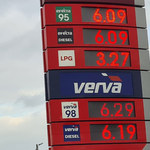 O ile spadną ceny paliw? Sasin przepowiada...