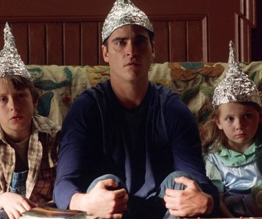 O ile w "Szóstym zmyśle" Shyamalan straszył duchami, a w "Niezniszczalnym" ludźmi, to w zrealizowanych w 2002 roku "Znakach", to kosmici byli siłą zagrażającą głównym bohaterom. Film opowiadał o owdowiałym pastorze (Mel Gibson), którego życie zmienia się, gdy pewnego dnia na swoim polu kukurydzy znajduje tajemniczy symbol.