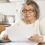 O ile wzrośnie świadczenie, jeśli na emeryturę przejdziesz rok później? Możesz sporo zyskać 