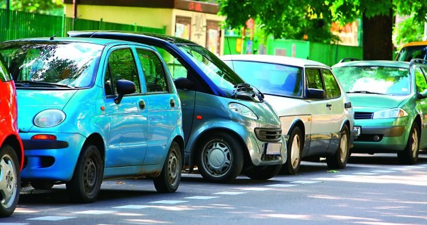 O ile znaki nie nakazują parkowania prostopadłego do osi jezdni, taki sposób parkowania jest niedozwolony i grozi mandatem. /Motor