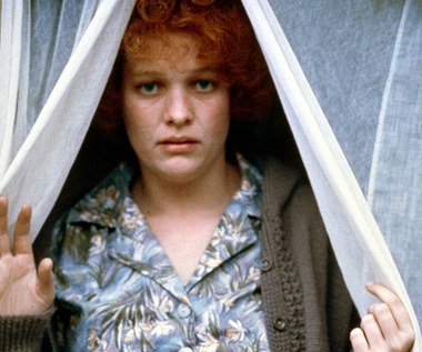 O Kerry Fox świat usłyszał dzięki głównej roli w filmie Jane Campion "Anioł przy moim stole" (1990) - biograficznym obrazie opowiadający o życiu nowozelandzkiej pisarki i poetki Janet Frame. Film miał swoją premierę w 1990 roku na Festiwalu Filmowym w Wenecji, gdzie obsypany został siedmioma nagrodami, w tym Złotym Lwem.  

W kolejnych latach nowozelandzką aktorkę mogliśmy oglądać w szeregu kinowych produkcji: "Prowincjonalnym życiu" Michaela Blakemore'a, "Płytkim grobie" Danny'ego Boyle'a czy "Alei snajperów" Michaela Winterbottoma, jednak na rolę, która zdefiniowała jej karierę, aktorka czekała aż do 2000 roku.