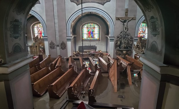 O. Klim z klasztoru w Kłodzku: Przewrócone ołtarze boczne, ławki pływały w wodzie