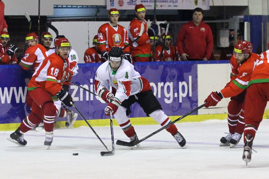 O krążek walczą Węgier Balazs Sebok (w środku) oraz Białorusini Nikita Komarov (po lewej) i Andrei Filichkin /Piotr Wittman /PAP
