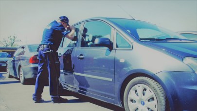 O krok od nieszczęścia. Dziadek zostawił 4-latkę w rozgrzanym aucie i poszedł na zakupy  